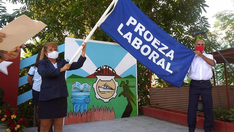 Recibe bandera de Proeza Laboral colectivo de Sepsa en Las Tunas