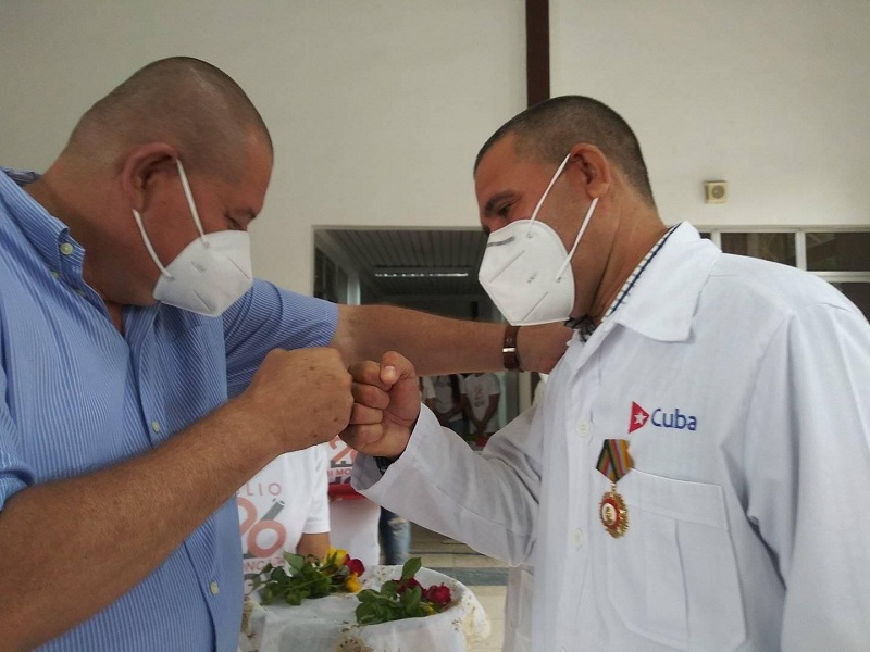 Condecoran a trabajadores de la Salud en Las Tunas por su destacada labor en el enfrentamiento a la pandemia