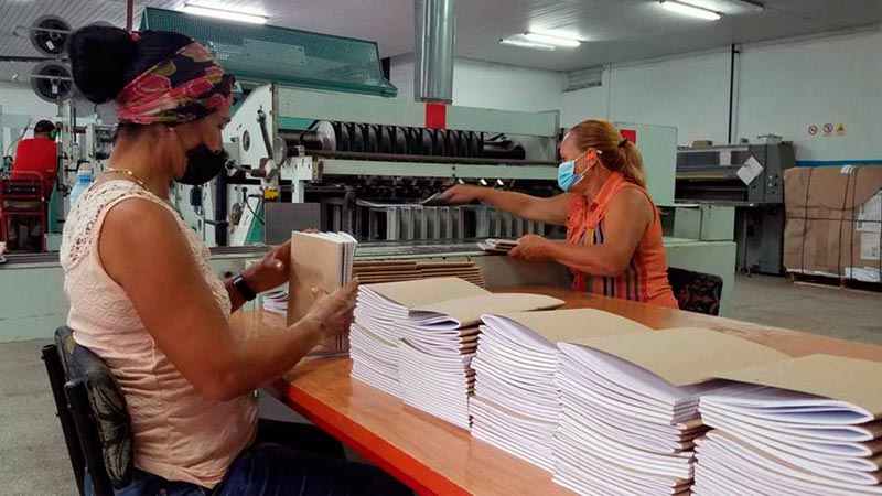 Recibe Unidad Gráfica de Las Tunas aniversario 36 con mayor producción de libretas escolares