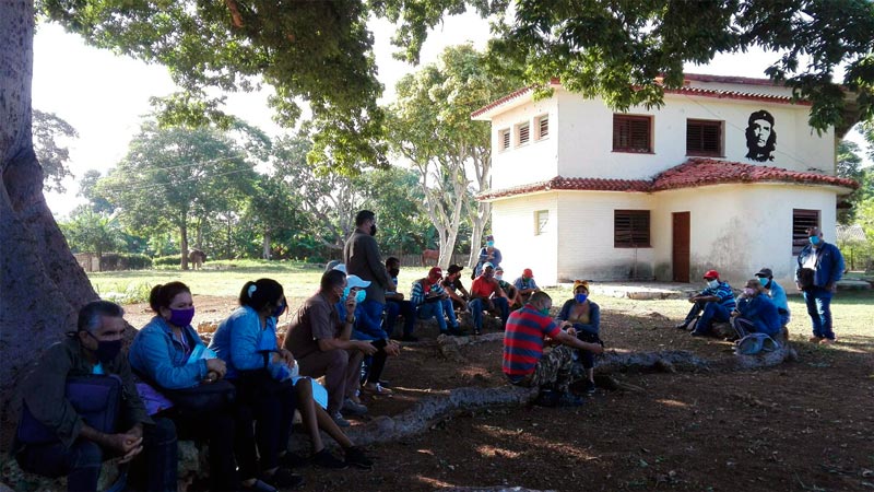 Autoridades en Colombia intercambian con grupo de trabajo comunitario en Tana