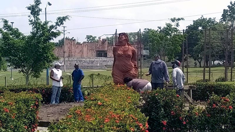 Dan toques finales al emplazamiento de esculturas en el Parque Temático