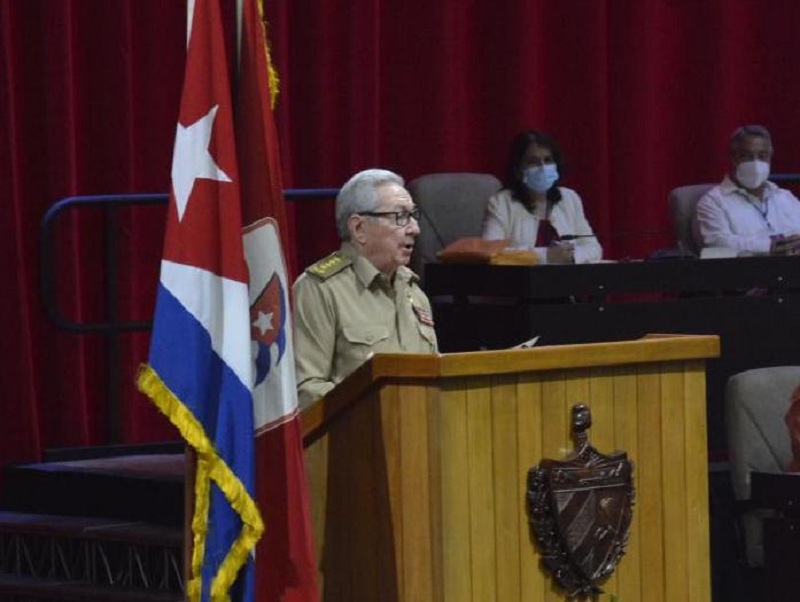 Presenta Raúl Informe Central al 8vo. Congreso del Partido Comunista de Cuba