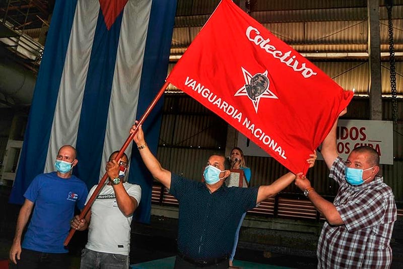 Recibe bandera de Vanguardia Nacional Empresa de Estructuras Metálicas de Las Tunas