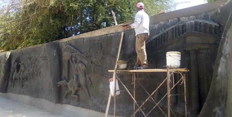 Trabajan en fase final del mural escultórico del mercado El Mambí