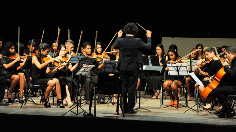 Concierto en el Teatro Tunas de la Orquesta de Cámara de la provincia
