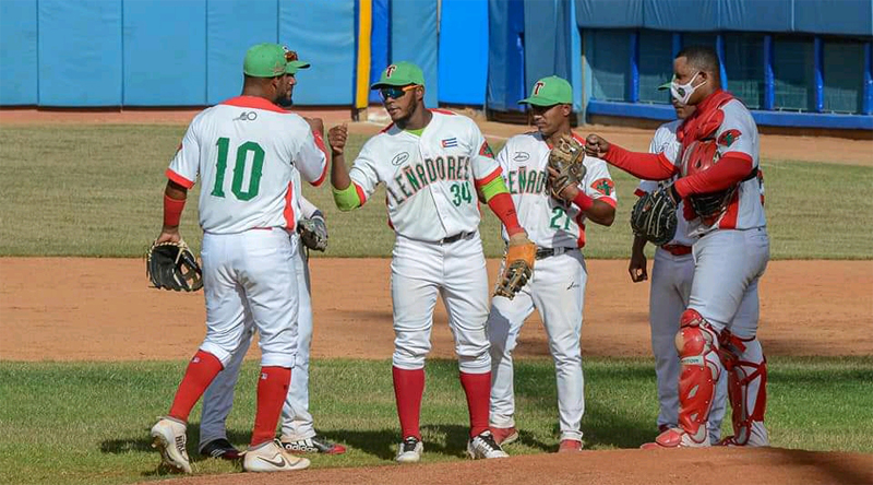 Los Leñadores a un paso de las semifinales del béisbol cubano