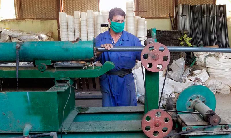 Logran producciones cooperadas a partir de plásticos recuperados en Vascal Las Tunas