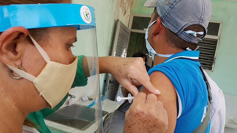 Reciben vacuna contra covid-19 personas alérgicas al timerosal del municipio de Las Tunas