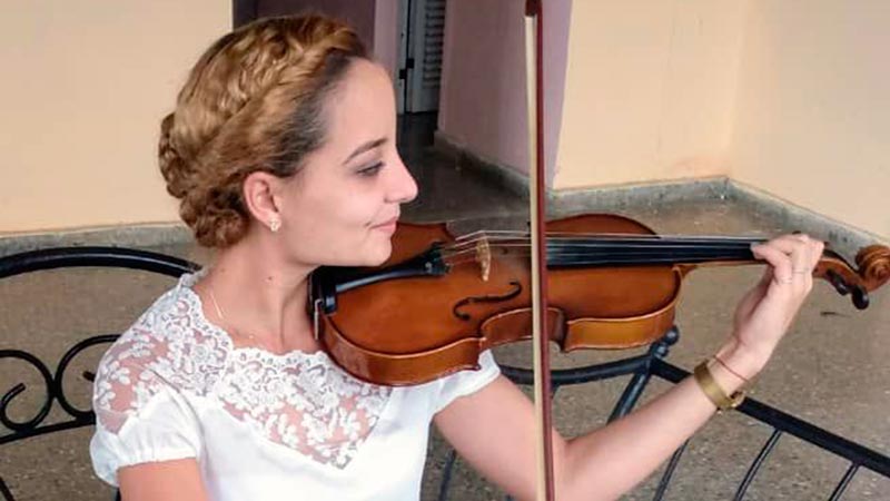 Arianni Oquendo: detrás del arco y el violín