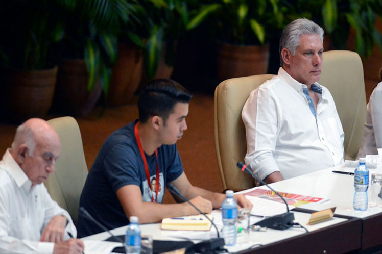 Universitarios ratifican compromiso con defensa de Revolución cubana