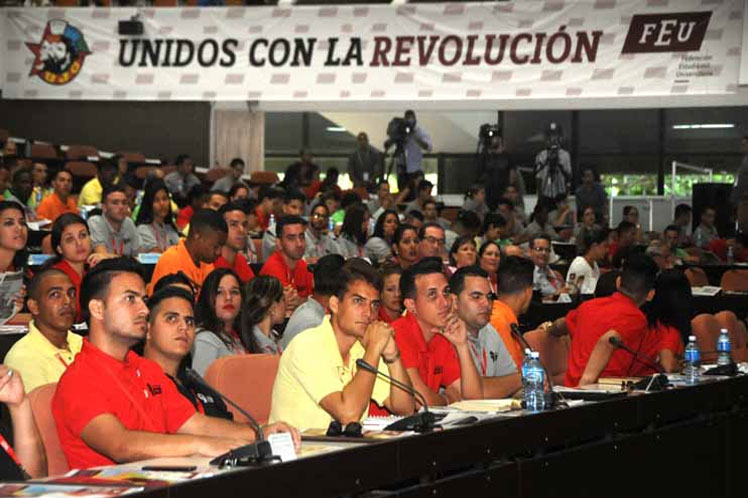 Universitarios cubanos comprometidos con conquistas de la Revolución 