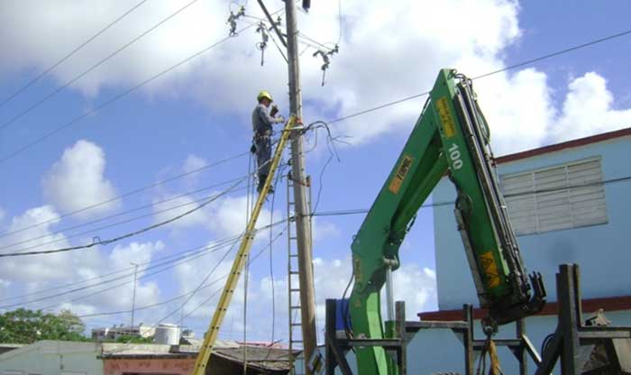Trabajadores de la electricidad laboran para la eliminación de tendederas. Trabajadores de la electricidad laboran para la eliminación de tendederas.