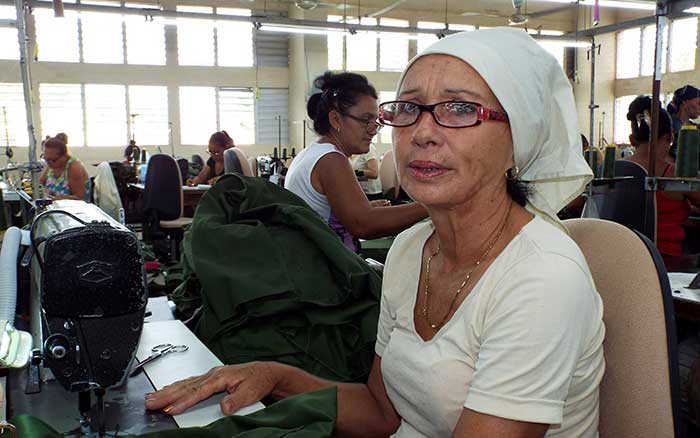 Estudiantes cubanos usan hoy uniformes escolares producidos por Melissa en Las Tunas Estudiantes cubanos usan hoy uniformes escolares producidos por Melissa en Las Tunas