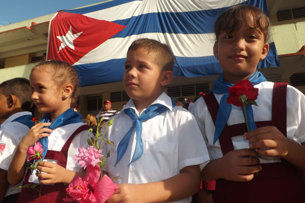 Estudiantes cubanos usan hoy uniformes escolares producidos por Melissa en Las Tunas