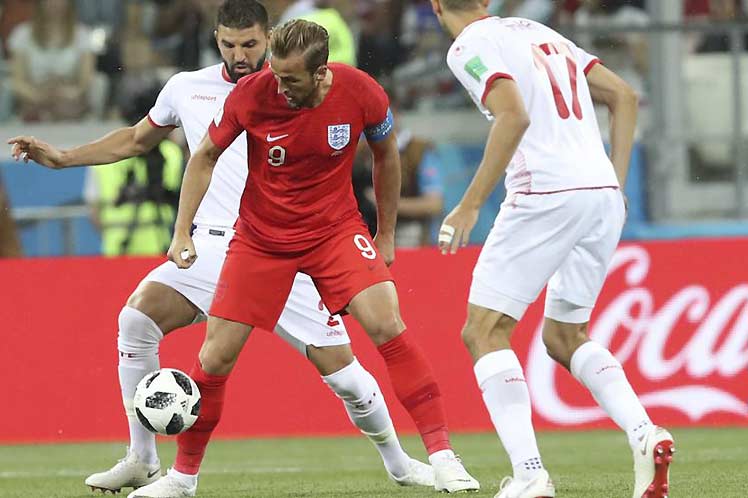 Inglaterra sufre, pero debuta con éxito en Mundial de fútbol