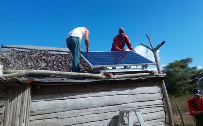 Concluye en Las Tunas programa de instalación de paneles solares en hogares aislados 