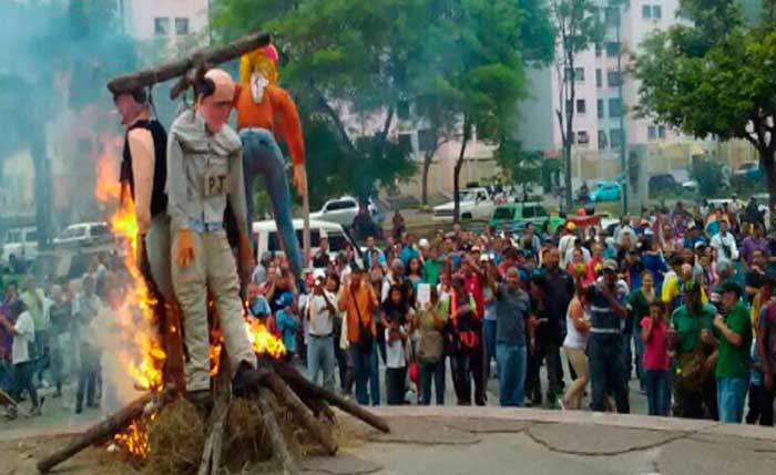Venezolanos rechazan traición a la patria con quema de Judas