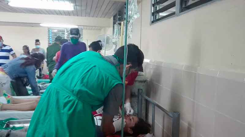 Cuatro muertos y 26 heridos en accidente masivo en municipio de Jesús Menéndez
