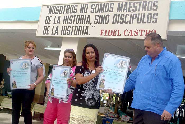 Distinguen a escuelas y educadores destacados en el curso escolar que concluye Distinguen a escuelas y educadores destacados en el curso escolar que concluye