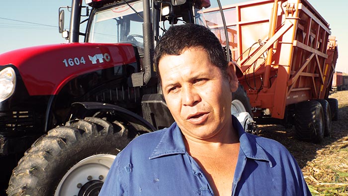 Alexander Rodríguez, operador de tractores ITO usados para el transporte de la caña.