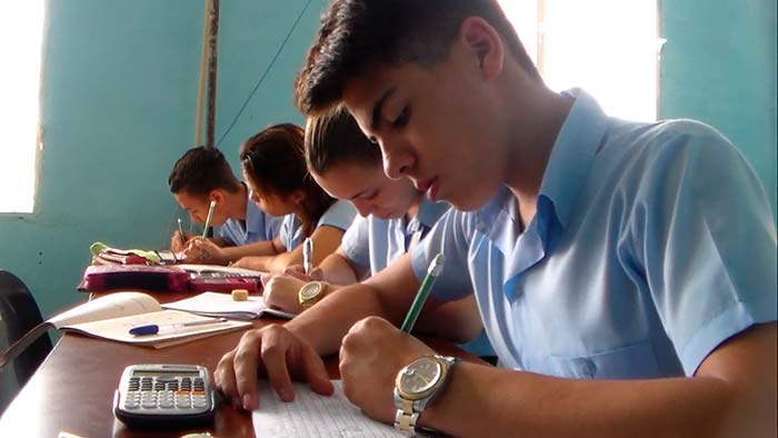 Informan plan de carreras universitarias para estudiantes de duodécimo grado en Las Tunas