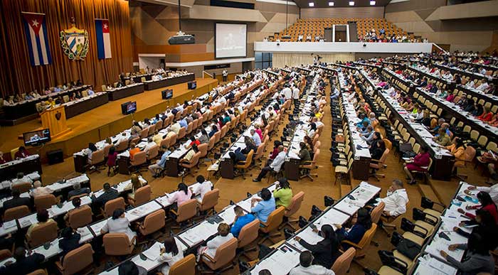 Asisten Raúl y Díaz-Canel a sesión del Parlamento cubano