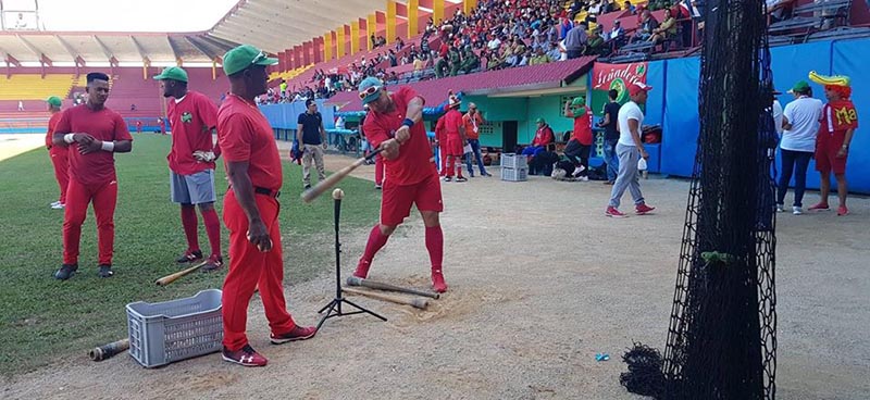 Yander Guevara vs Yosvani Torres en play off de béisbol entre Las Tunas y Matanzas