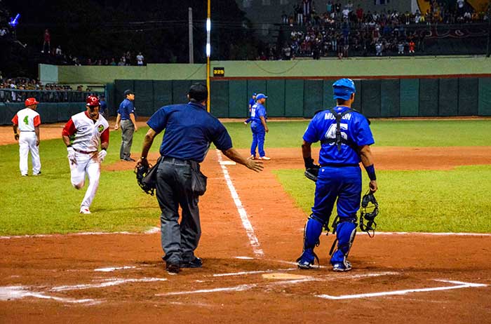 Leñadores humillan a Industriales con nocao y discutirán el título de béisbol