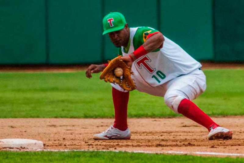 Carlos Juan Viera y Yordanis Alarcón brillan en la temporada cubana de béisbol