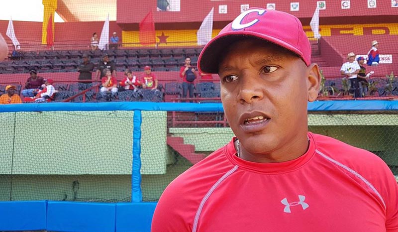 Yander Guevara vs Yosvani Torres en play off de béisbol entre Las Tunas y Matanzas