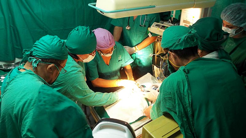 Equipo médico multidisciplinario realizando la cirugía que además de salvar la vida de Liovannis le ofrecerá una mayor calidad de vida.