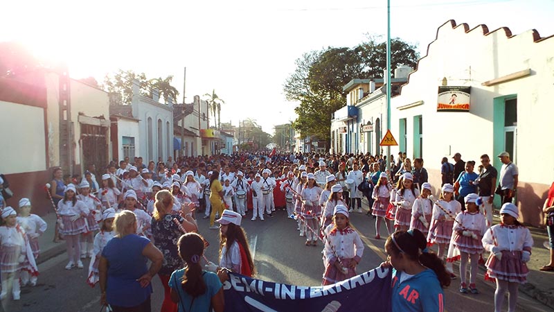 Desfilaron los pioneros en Las Tunas de la mano de Martí Desfilaron los pioneros en Las Tunas de la mano de Martí
