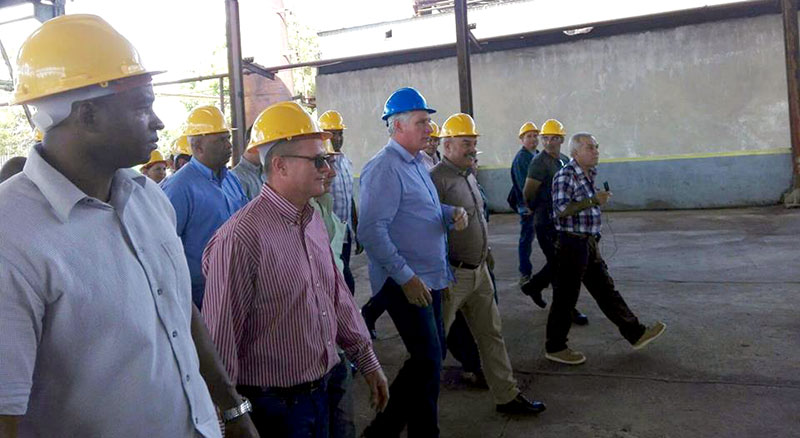 Presidente cubano visita industria metalúrgica de Las Tunas