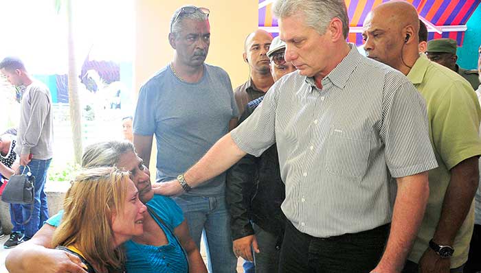 Presidente de Cuba visita Medicina Legal y da apoyo a familiares de las víctimas