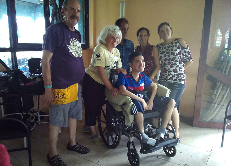 Dona organización estadounidense sillas de ruedas en Las Tunas