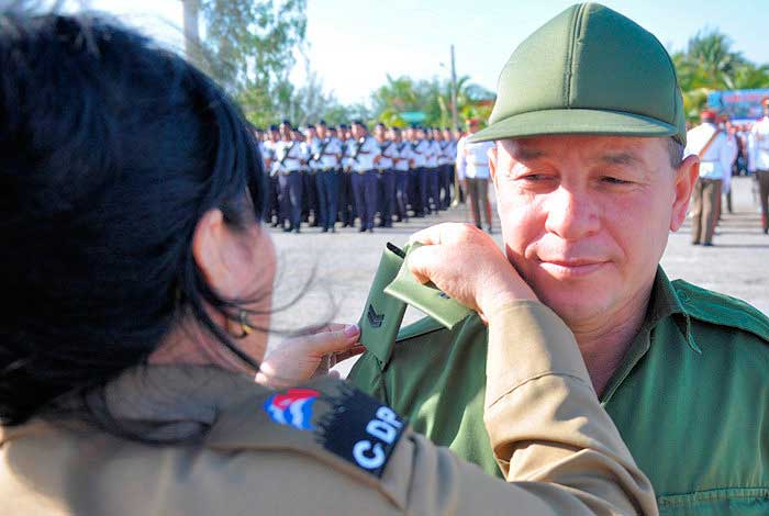 Distinguen a integrantes del Ejército Oriental con medalla Ignacio Agramonte Distinguen a integrantes del Ejército Oriental con medalla Ignacio Agramonte