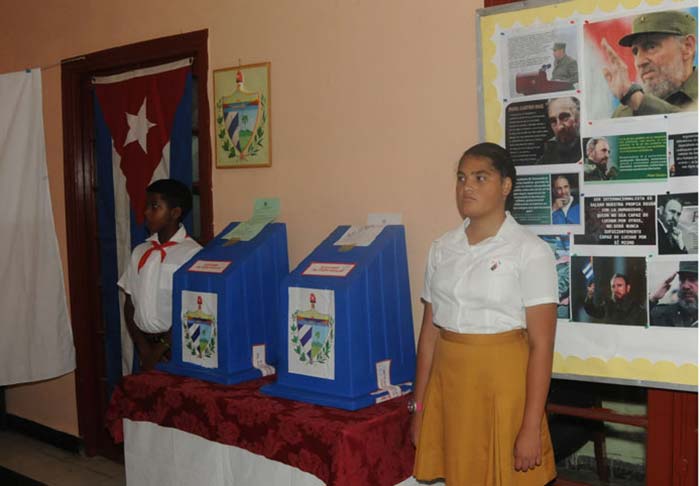 Niños custodian las urnas en elecciones cubanas