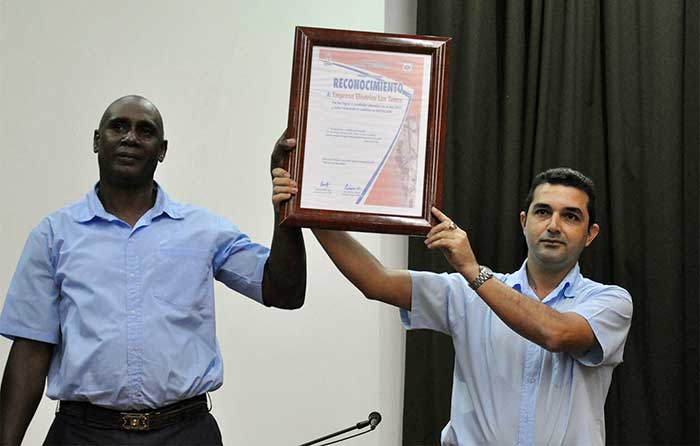 Reconocen a trabajadores del sector de la electricidad en Las Tunas Reconocen a trabajadores del sector de la electricidad en Las Tunas