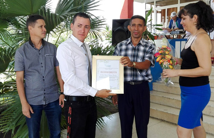 El Hotel Tunas fue sede de la ceremonia de graduación de 38 estudiantes habilitados en el Centro de Capacitación del Turismo para desempeñarse en las especialidades de recepción hotelera, dependiente comercial, cocina y animación.