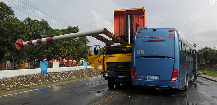 Un lesionado e importantes daños materiales en accidente de tránsito en Las Tunas