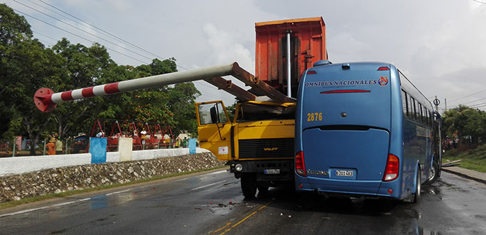 Un lesionado e importantes daños materiales en accidente de tránsito en Las Tunas Un lesionado e importantes daños materiales en accidente de tránsito en Las Tunas