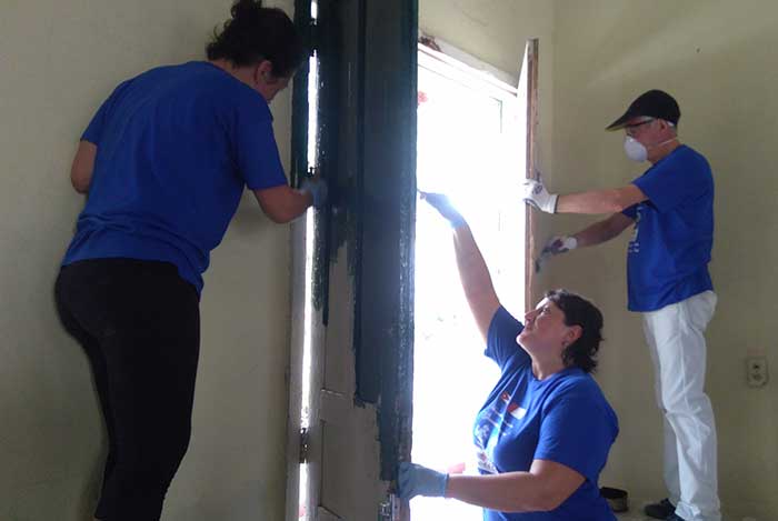 Realizan labores voluntarias activistas italianos en Las Tunas Realizan labores voluntarias activistas italianos en Las Tunas