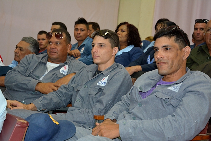 Reciben trabajadores del sector eléctrico de Las Tunas condición de Vanguardia Nacional