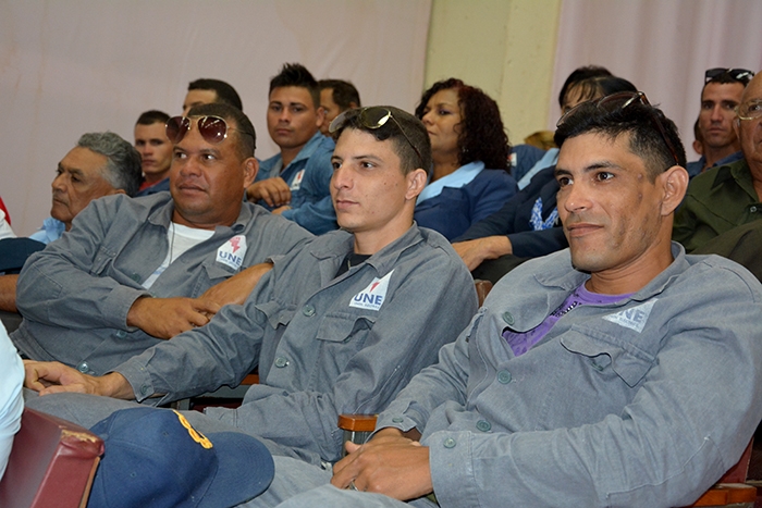 Reciben trabajadores del sector eléctrico de Las Tunas condición de Vanguardia Nacional Reciben trabajadores del sector eléctrico de Las Tunas condición de Vanguardia Nacional