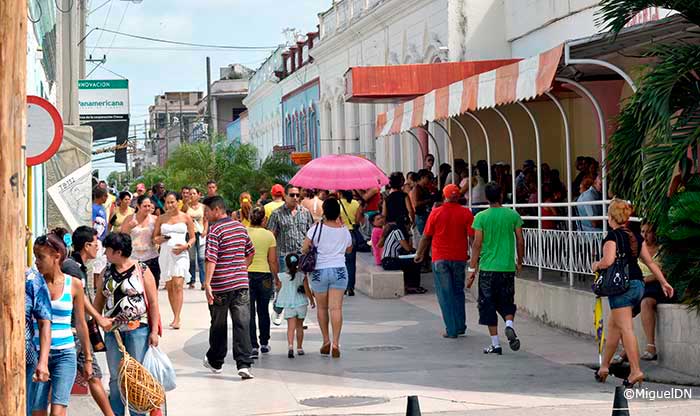 Habitantes de la ciudad de Las Tunas celebran el 26 de julio