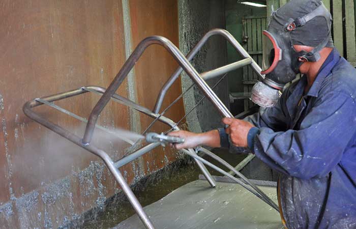 Modernas tecnologías impulsan fabricación de muebles metálicos en Las Tunas