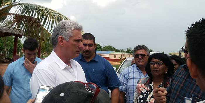 Presidente cubano Díaz-Canel insiste en atención personalizada a los maestros