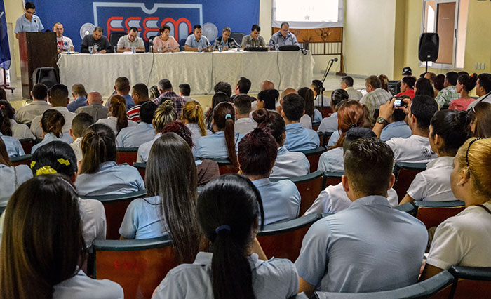 Dialoga ministra de Educación con estudiantes de la Enseñanza Media Superior en Las Tunas
