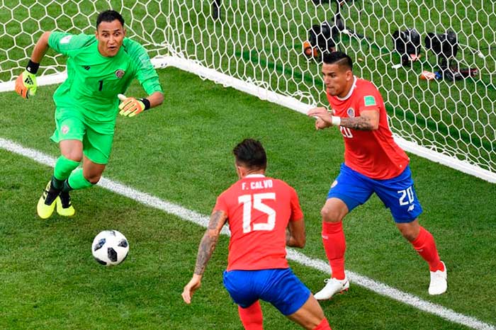 Costa Rica ve complicado su sueño de avanzar a octavos en Mundial de fútbol