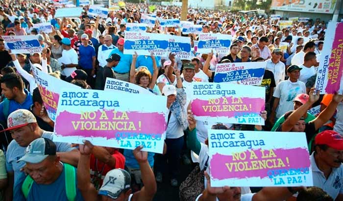 Nicaragüenses se dan cita en emblemática plaza en favor de la paz